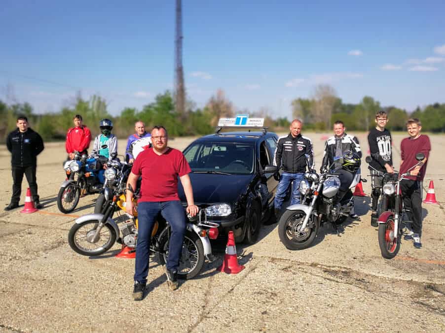 BD Autósiskola motoros E-learning KRESZ tanfolyam gyakorlás - rutinpálya Mohács - gépjármű flotta 3