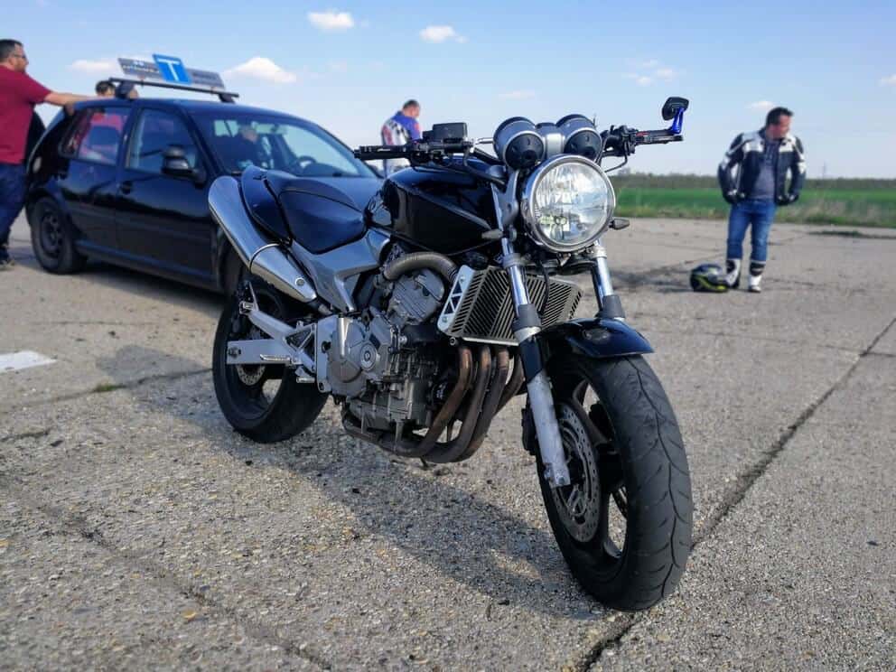BD Autósiskola motoros E-learning KRESZ tanfolyam gyakorlás - rutinpálya Mohács - fekete Honda motor