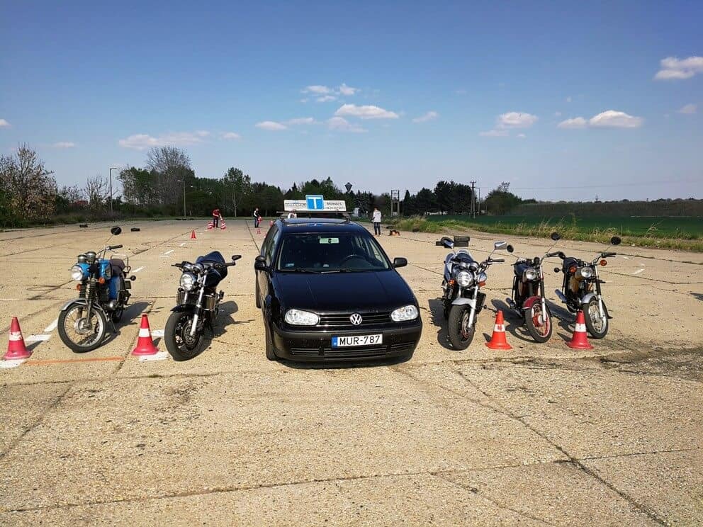 BD Autósiskola motoros E-learning KRESZ tanfolyam gyakorlás - rutinpálya Mohács - gépjármű flotta