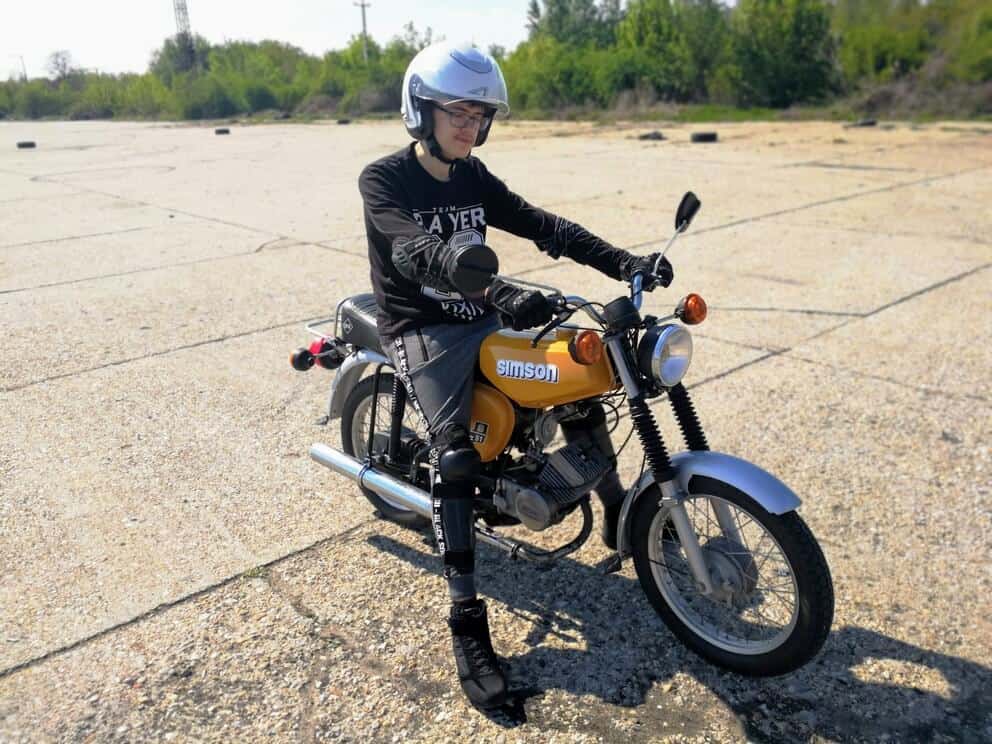 BD Autósiskola motoros E-learning KRESZ tanfolyam gyakorlás - rutinpálya Mohács - sárga Simson