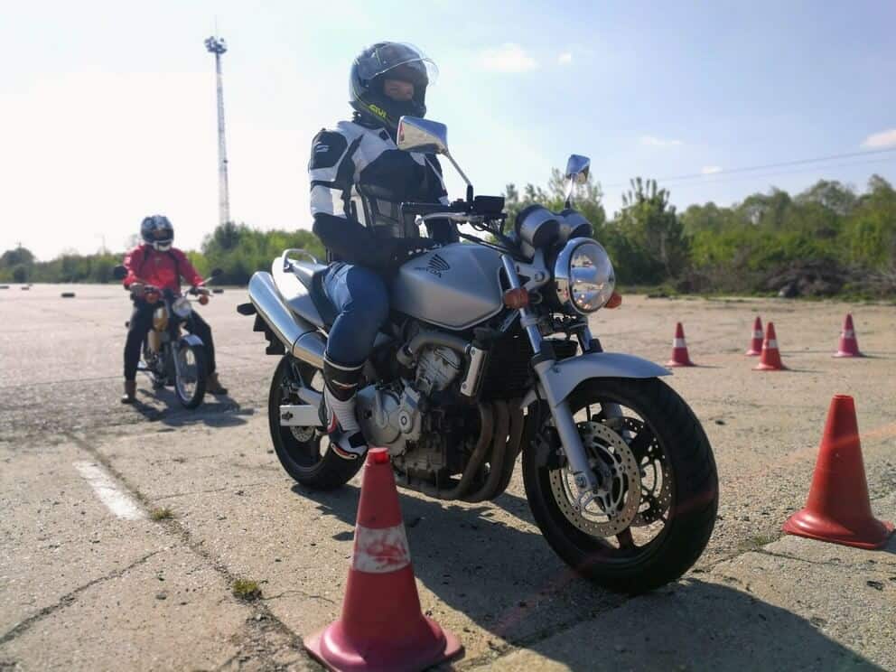 BD Autósiskola motoros E-learning KRESZ tanfolyam gyakorlás - rutinpálya Mohács - ezüst Honda motor